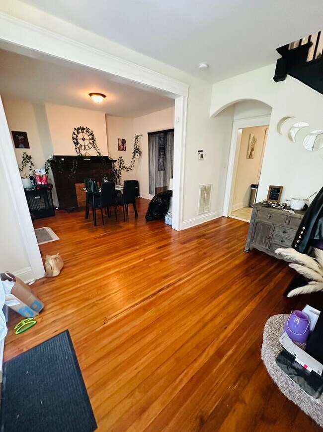 Foto del edificio - Beautifully Renovated 3bdrm/2.5bth Home Located in Richmond's North-side w/Balcony!