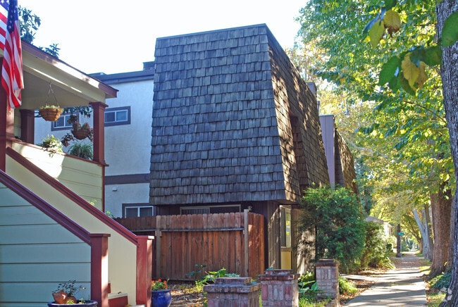 Building Photo - 2423 C St