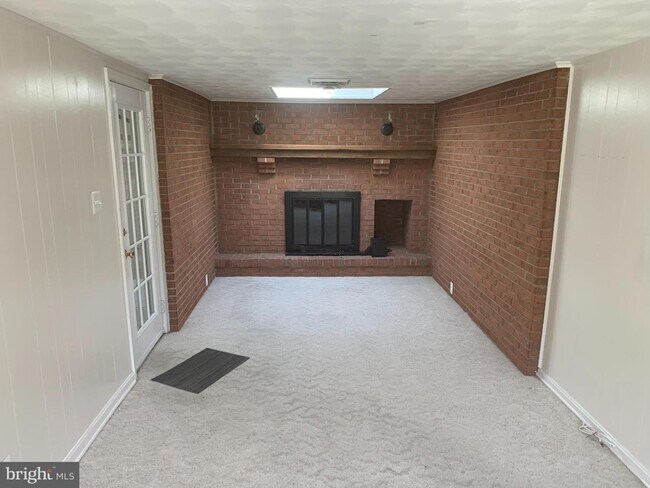 Building Photo - 9805 Bowling Dr