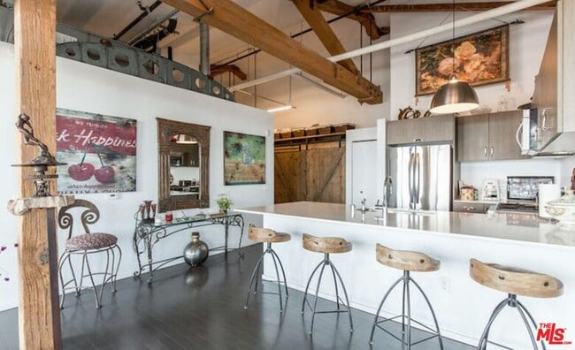 Building Photo - 530 S Hewitt St