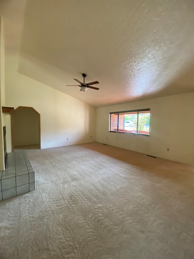 Building Photo - 1635 Cedarwood Dr