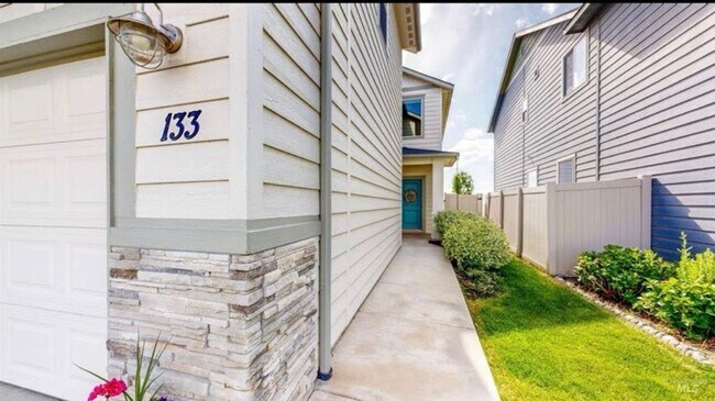 Foto del edificio - Modern 4-Bedroom Home in Meridian – Spacio...