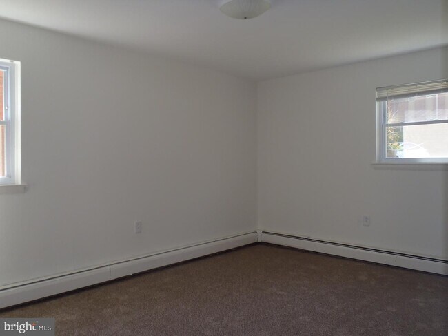 Foto del edificio - 302 River Rd