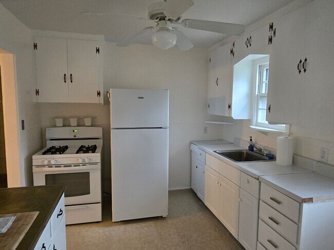 Foto del edificio - CUTE 2 bedroom, 1 bath cottage on WESTSIDE...