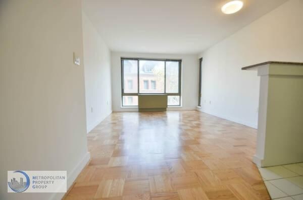 Primary Photo - 420 W 20th St