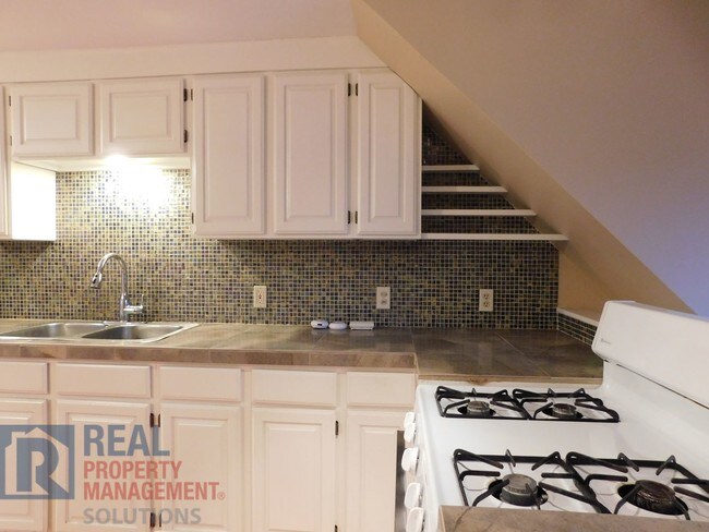 Building Photo - Classic Craftsman Top Floor Unit in Nob Hill!