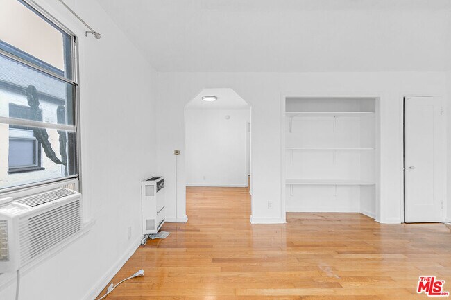 Foto del edificio - 5918 3/4-5914 Willoughby Ave