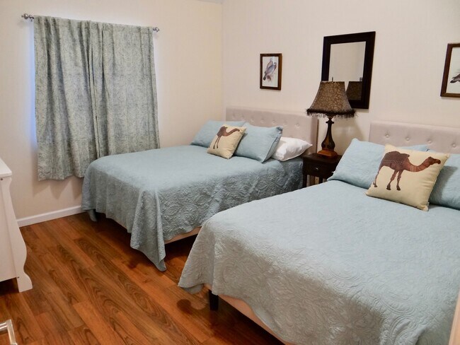 Building Photo - Seasonal Rental Available November 13, 202...
