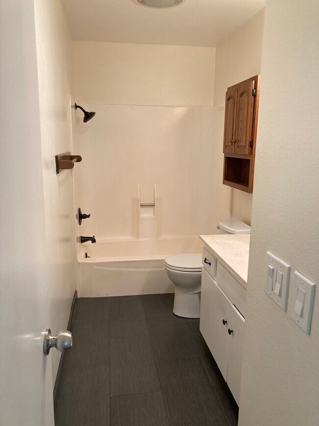 Full Bathroom - 248 Oakwood St