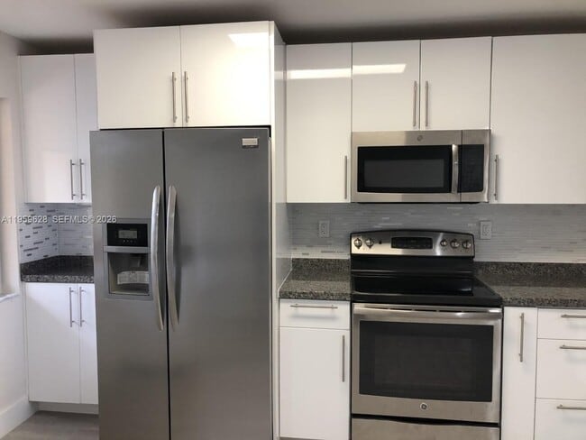 Building Photo - 161 Lakeview Dr