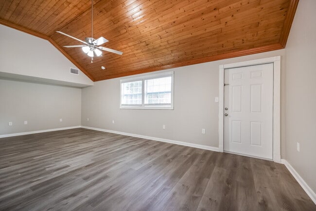 Building Photo - 104 1st St Ct