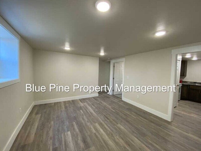 Building Photo - 411 Gladstone St