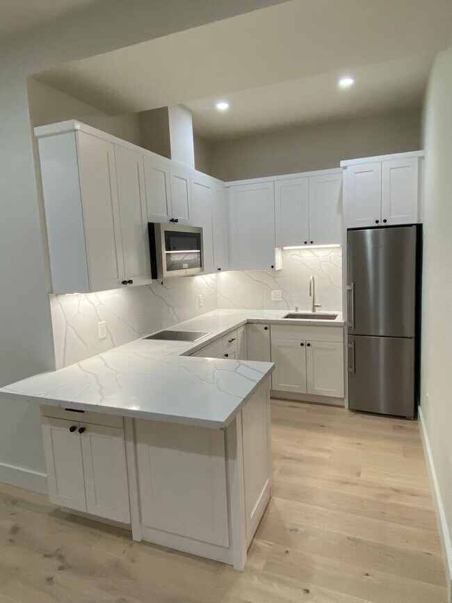 Foto del edificio - Large newly remodeled apartment with stain...