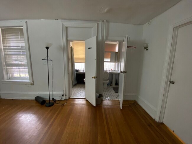 baños - 414 S 41st Street