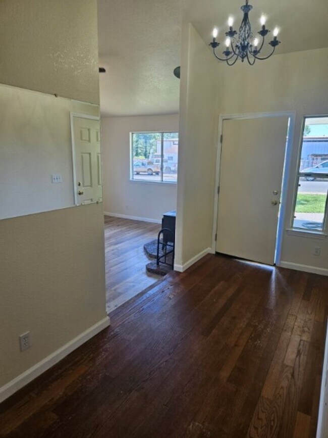 Foto del edificio - Lakeport Gem for rent
