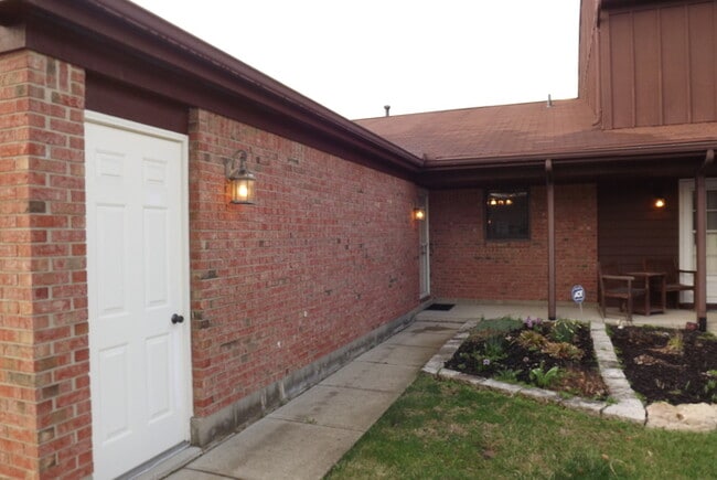 Building Photo - Beavercreek 2 Bed 1.5 Bath Condo!