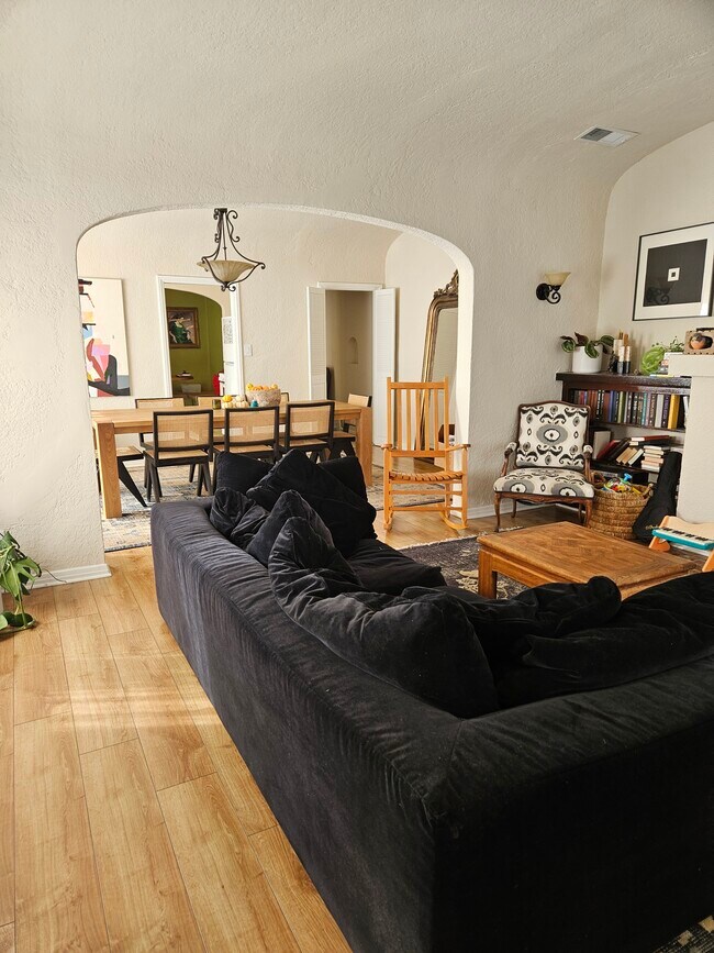 Foto del edificio - 533 N Gardner St