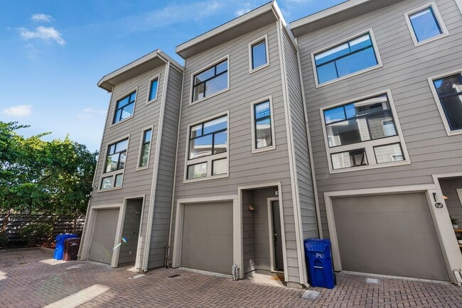 Spacious 3-Level 2BD/2BA Townhome with Pri... - Spacious 3-Level 2BD/2BA Townhome with Pri...