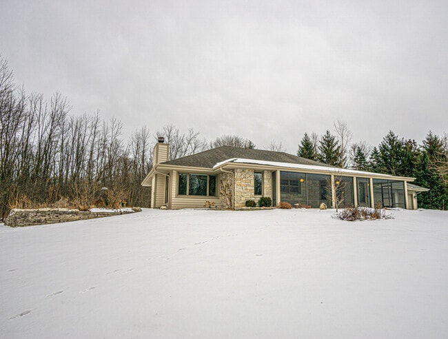 Building Photo - Private Oasis in the heart of Mequon