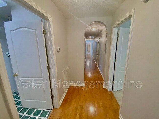 Foto del edificio - 121 Williamstown Dr