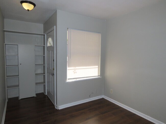Building Photo - Three bedroom, One Bath Duplex Near Hospit...