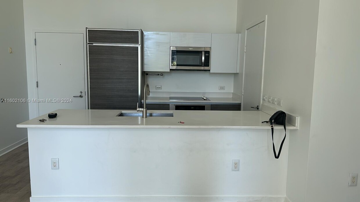 Primary Photo - 208 Meridian Ave