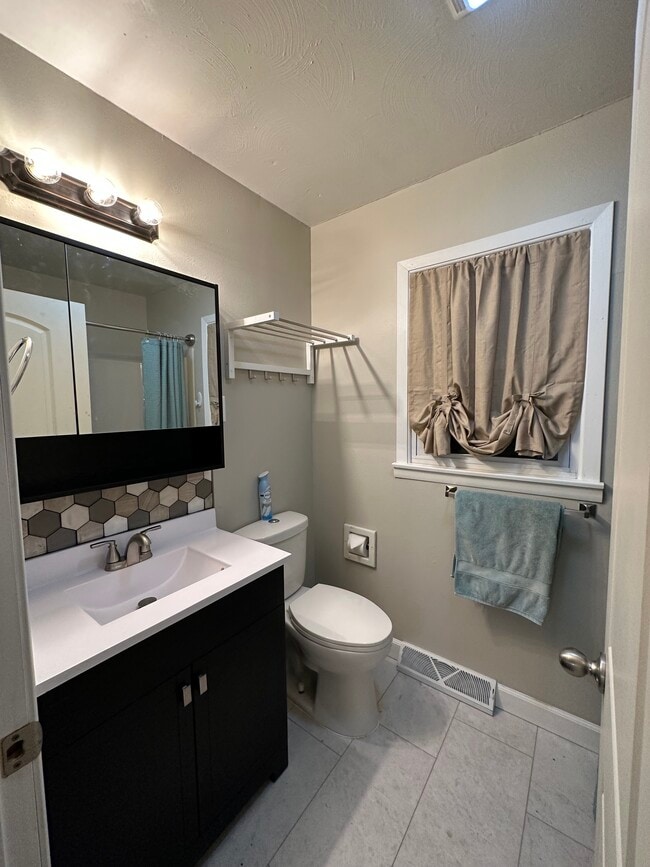 Building Photo - 606 E Jasper St