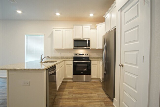 Foto del edificio - Spacious 3BR/2.5BA Townhome with 1-Car Garage in Admiral’s Quarters—Pool, Dog Park, Near 9 Mile R...