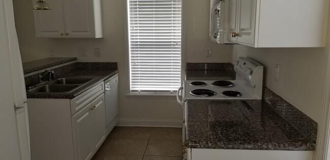 Building Photo - 2 Bedroom , 2.5 bath townhouse with 1 car ...