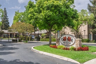 Building Photo - Oak Park