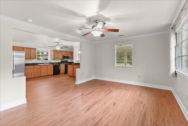 Foto del edificio - Completely Renovated 3 Bed 2 Bath home with HUGE fenced yard & shed
