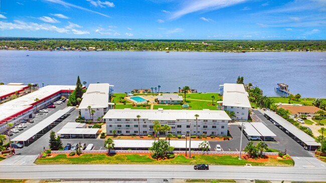 Foto del edificio - Riverfront Two Bedroom Condo
