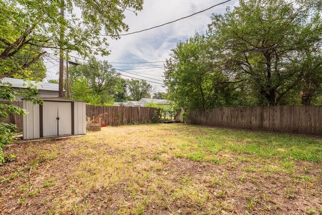 Building Photo - Bed 2 Bath In Quiet Neighborhood!