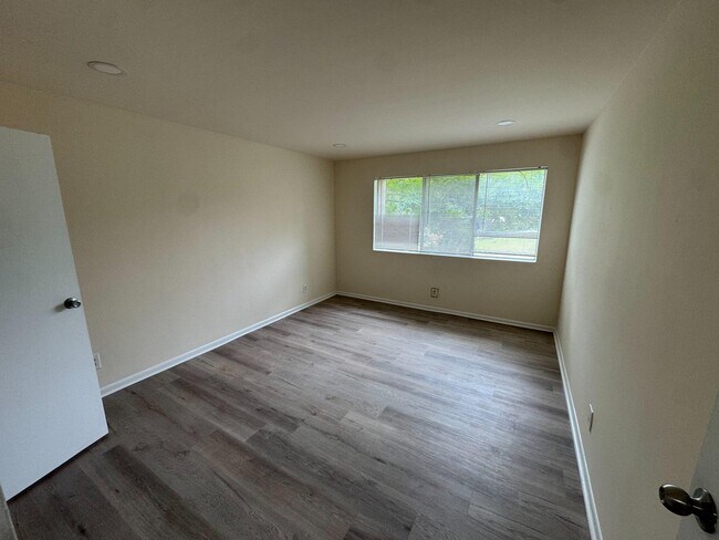 Foto del edificio - 5801 Quantrell Ave