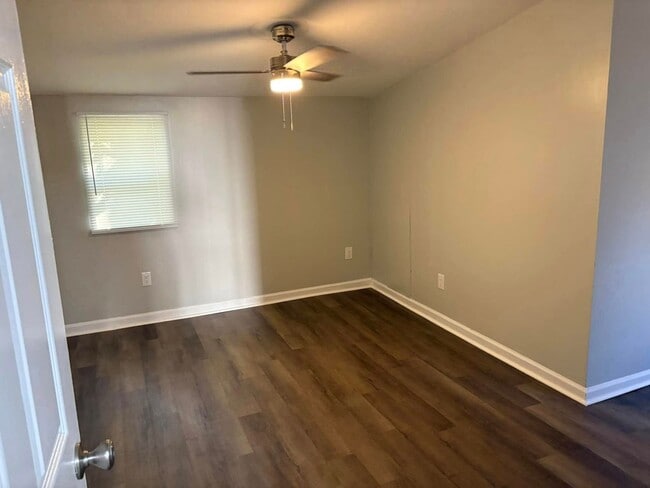 Building Photo - AVAILABLE NOW at a Good Price. 1 Bed 1 Bath FOR LEASE in Columbia. $700 Rent.