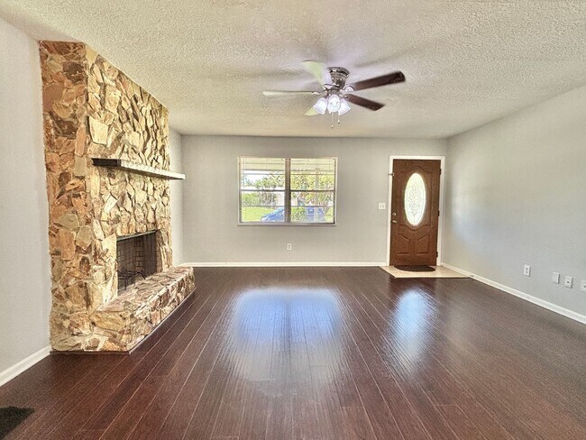 Foto del edificio - 3BR 1BA Annual Unfurnished Rental Availabl...