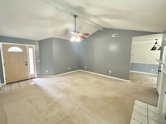 Foto del edificio - THREE BEDROOM TWO BATH WITH SPACIOUS FENCED BACKYARD.