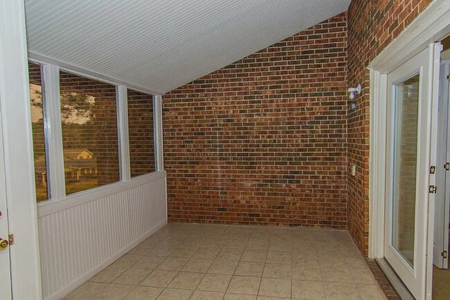 Building Photo - Spacious 3-Bedroom, 2-Bath Condo Available!