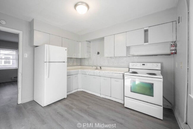 Building Photo - 3725 N Sherman Dr