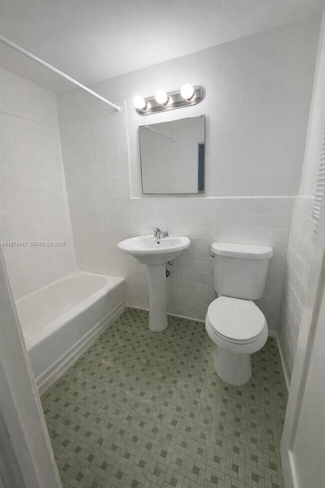 Foto del edificio - 7921 West Dr