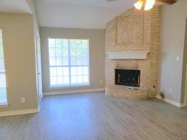 Foto del edificio - 516 Bluebird Ln