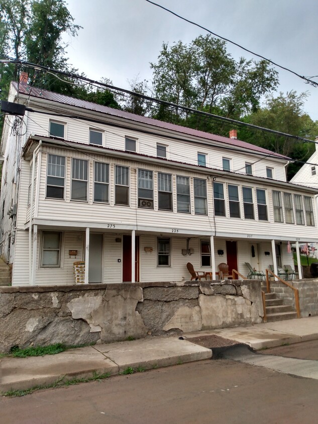 Primary Photo - 227 Main St