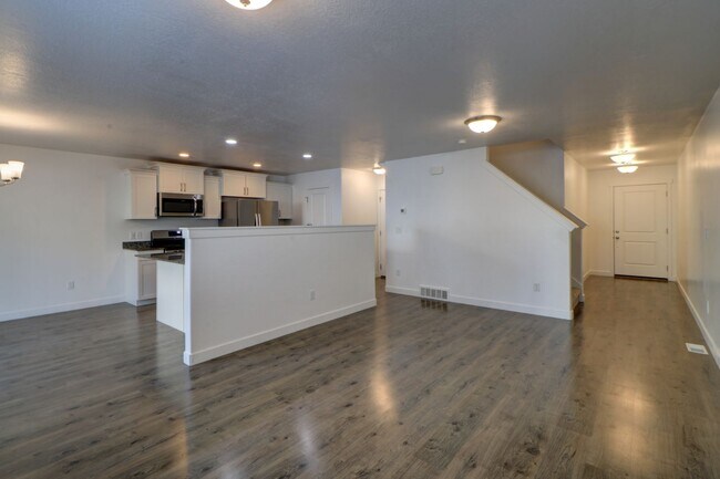 Building Photo - Townhome in Saratoga Springs