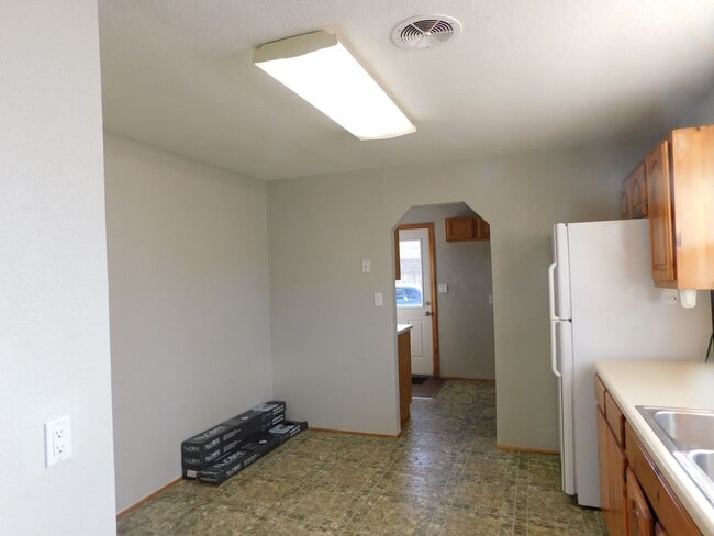 Building Photo - Spacious & remodeled 2 bedroom/1 bath dupl...