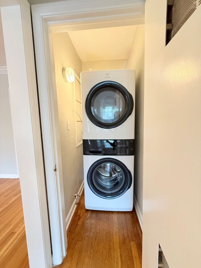 Foto del edificio - Charming Upstairs Ardsley Park Apartment!