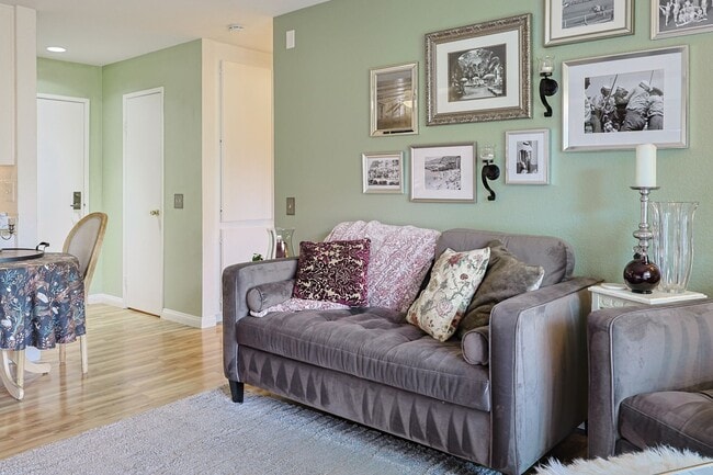 Foto del edificio - Beautiful 2 Bed, 2 Bath Condo in 62+ Commu...