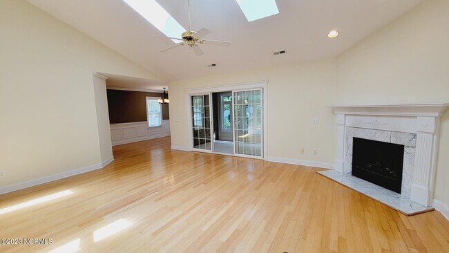 Building Photo - 8200 Beddoes Dr