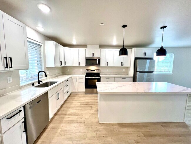 Foto del edificio - Modern 2022-Built Rambler on Private Lot with 2-Car Garage