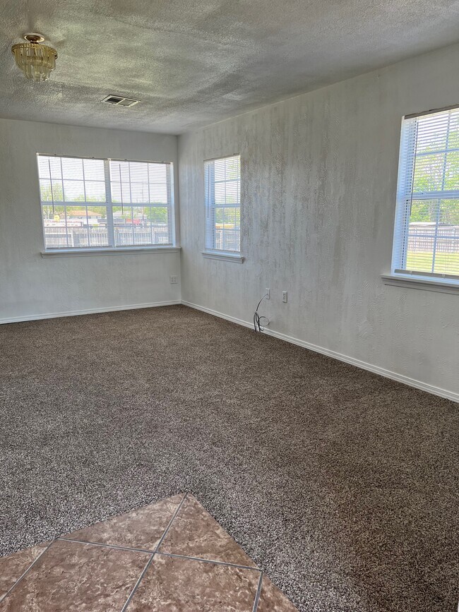 Foto del edificio - 2602 NW Commerce Cir