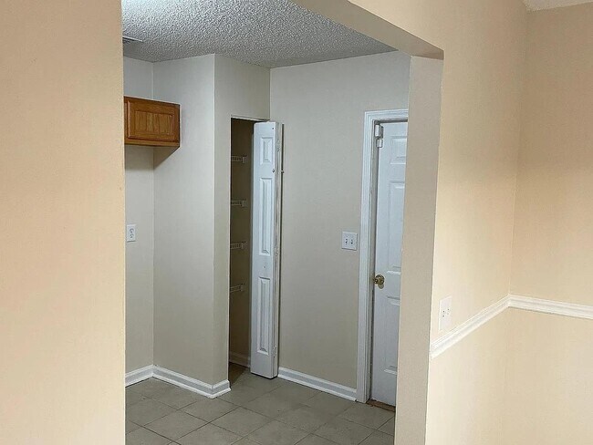 Foto del edificio - 329 Hallowes Dr